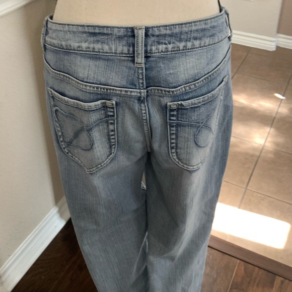 Chico’s Platinum denim light wash ultimate fit slim leg jeans - Picture 5 of 17